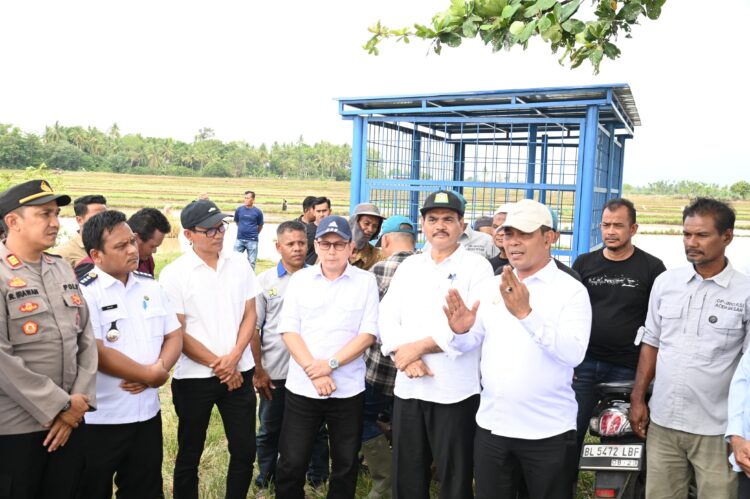 Bupati Aceh Besar H Syech Muharram Idris menyampakan arahan saat meninjau irigasi are persawahan di Gampong Atong Kecamatan Montasik Aceh Besar Rabu 25062025 FOTOMC ACEH BESAR KETIKKABARcom Bupati Aceh Besar H Syech Muharram Idris menyampakan arahan saat meninjau irigasi are persawahan di Gampong Atong Kecamatan Montasik Aceh Besar Rabu 25062025 FOTOMC ACEH BESAR