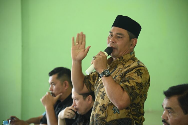Bupati Aceh Besar H Muharram Idris menyampaikan sambutan saat penyerahan padi gogo jenis inpari 32 HDB kepada petani di 11 kecamatan di Aceh Besar di Aula BPP Kuta Malaka Kamis 2662025 FOTOMC ACEH BESAR KETIKKABARcom Bupati Aceh Besar H Muharram Idris menyampaikan sambutan saat penyerahan padi gogo jenis inpari 32 HDB kepada petani di 11 kecamatan di Aceh Besar di Aula BPP Kuta Malaka Kamis 2662025 FOTOMC ACEH BESAR