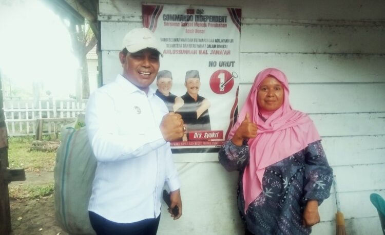 Bupati Aceh Besar H Muharram Idris bersalam dengan simpatisannya Bu Tuti 58 saat meninjau pintu air di Cot Gue Gampong Bung Pageu Kecamatan Blang Bintang Aceh Besar Rabu 25062025 FOTOMC ACEH BESAR KETIKKABARcom Bupati Aceh Besar H Muharram Idris bersalam dengan simpatisannya Bu Tuti 58 saat meninjau pintu air di Cot Gue Gampong Bung Pageu Kecamatan Blang Bintang Aceh Besar Rabu 25062025 FOTOMC ACEH BESAR