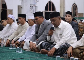 Bupati Aceh Besar H Muharram Idris bersama Wabup Aceh Besar Drs H Syukri dan para undangan mengikuti zikir, doa dan tausiah menyambut Tahun Baru Islam 1447 H di Masjid Babussalam, Kemukiman Lamteungoh, Kecamatan Ingin Jaya, Aceh Besar, Kamis (26/6/2025) malam. FOTO/ PROKOPIM PEMKAB ACEH BESAR