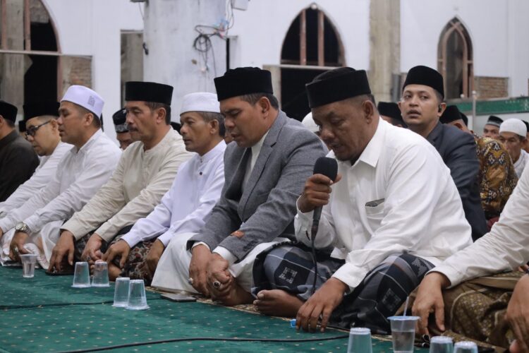 Bupati Aceh Besar H Muharram Idris bersama Wabup Aceh Besar Drs H Syukri dan para undangan mengikuti zikir doa dan tausiah menyambut Tahun Baru Islam 1447 H di Masjid Babussalam Kemukiman Lamteungoh Kecamatan Ingin Jaya Aceh Besar Kamis 2662025 malam FOTO PROKOPIM PEMKAB ACEH BESAR KETIKKABARcom Bupati Aceh Besar H Muharram Idris bersama Wabup Aceh Besar Drs H Syukri dan para undangan mengikuti zikir doa dan tausiah menyambut Tahun Baru Islam 1447 H di Masjid Babussalam Kemukiman Lamteungoh Kecamatan Ingin Jaya Aceh Besar Kamis 2662025 malam FOTO PROKOPIM PEMKAB ACEH BESAR