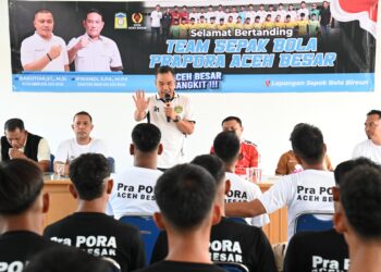 Ketua DPRK Aceh Besar Abdul Muchti, Amd, menyampaikan sambutan dan sekaligus melepas keberangkatan Tim sepakbola Pra PORA Aceh Besar, menuju Bireuen untuk mengikuti babak penyisihan Group C, di Aula KONI Aceh Besar, Lambaro, Kecamatan Ingin Jaya, Kabupaten Aceh Besar, Jumat (27/6/2026). FOTO/ MC ACEH BESAR