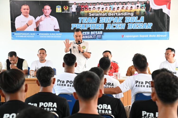 Ketua DPRK Aceh Besar Abdul Muchti Amd menyampaikan sambutan dan sekaligus melepas keberangkatan Tim sepakbola Pra PORA Aceh Besar menuju Bireuen untuk mengikuti babak penyisihan Group C di Aula KONI Aceh Besar Lambaro Kecamatan Ingin Jaya Kabupaten Aceh Besar Jumat 2762026 FOTO MC ACEH BESAR KETIKKABARcom Ketua DPRK Aceh Besar Abdul Muchti Amd menyampaikan sambutan dan sekaligus melepas keberangkatan Tim sepakbola Pra PORA Aceh Besar menuju Bireuen untuk mengikuti babak penyisihan Group C di Aula KONI Aceh Besar Lambaro Kecamatan Ingin Jaya Kabupaten Aceh Besar Jumat 2762026 FOTO MC ACEH BESAR