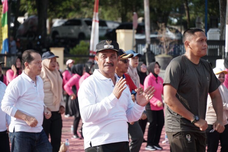 Wakil Bupati Aceh Besar Drs Syukri bersama Kapolres Aceh Besar dan pejabat lainnya mengikuti olahraga bersama jajaran Polres Aceh Besar di halaman Mapolres Aceh Besar Kota Jantho Sabtu 28062025 FOTOMC ACEH BESAR KETIKKABARcom Wakil Bupati Aceh Besar Drs Syukri bersama Kapolres Aceh Besar dan pejabat lainnya mengikuti olahraga bersama jajaran Polres Aceh Besar di halaman Mapolres Aceh Besar Kota Jantho Sabtu 28062025 FOTOMC ACEH BESAR