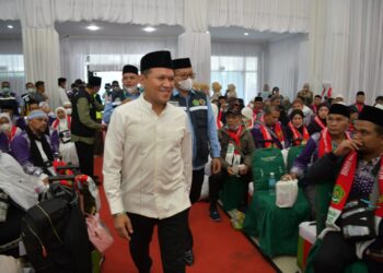 Wakil Gubernur Aceh, Fadhlullah, SE menyambut Jamaah Haji Aceh Kloter Pertama Kota Banda Aceh di Asrama Haji , Embarkasi, Sabtu,28/06/2025.