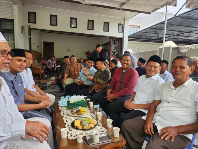 Wakil Gubernur Aceh H Fadhlullah SE yang juga Alumni Jeumala Amal takziah ke rumah duka pada Sabtu 2862025 KETIKKABARcom Wakil Gubernur Aceh H Fadhlullah SE yang juga Alumni Jeumala Amal takziah ke rumah duka pada Sabtu 2862025