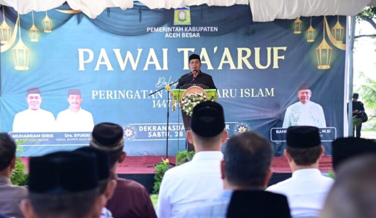 Bupati Aceh Besar H Muharram Idris memberikan sambutan dan sekaligus membuka Pawai Taaruf Peringatan Tahun Baru Islam 1447 H di halaman Gedung Dekranasda Aceh Besar Sabtu 2862025 FOTOPROKOPIM ACEH BESAR KETIKKABARcom Aceh Besar Semarakkan Tahun Baru Islam 1447 H Lewat Pawai Ta’aruf yang Penuh Makna