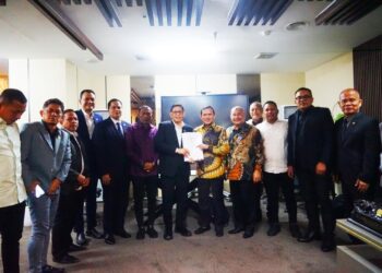 Wakil Gubernur Aceh, Fadlullah bersama Anggota DPRA dan ketua Banleg DPR RI serta jajaran saat menyerahkan draf revisi UUPA di ruang Banleg DPR RI Gedung Nusantara 1, Jakarta, Selasa 24 Juni 2025.