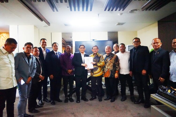 Wakil Gubernur Aceh Fadlullah bersama Anggota DPRA dan ketua Banleg DPR RI serta jajaran saat menyerahkan draf revisi UUPA di ruang Banleg DPR RI Gedung Nusantara 1 Jakarta Selasa 24 Juni 2025 KETIKKABARcom Wakil Gubernur Aceh Fadlullah bersama Anggota DPRA dan ketua Banleg DPR RI serta jajaran saat menyerahkan draf revisi UUPA di ruang Banleg DPR RI Gedung Nusantara 1 Jakarta Selasa 24 Juni 2025