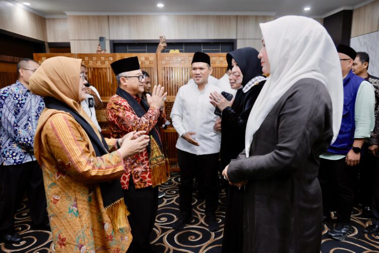 Wakil Gubernur Aceh Fadhlullah SE menjemput kedatangan Menteri Pendidikan Dasar dan Menengah RI di Bandara VIP Sultan Iskandar Muda Blang Bintang Aceh Besar 2762025 KETIKKABARcom Wakil Gubernur Aceh Fadhlullah SE menjemput kedatangan Menteri Pendidikan Dasar dan Menengah RI di Bandara VIP Sultan Iskandar Muda Blang Bintang Aceh Besar 2762025