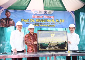 Wakil Gubernur Aceh, H. Fadhlullah, SE, bersama Menteri Pendidikan Dasar dan Menengah Republik Indonesia, Prof. Abdul Mu’ti, secara resmi meletakkan batu pertama pembangunan SMK Muhammadiyah Banda Aceh, Jumat (27/6/2026) sore. Acara berlangsung di lokasi pembangunan sekolah di Banda Aceh dan turut dihadiri oleh Ketua Tim Penggerak PKK Aceh, Marlina Muzakir, Staf Ahli PKK Hj. Mukarramah, serta Wali Kota Banda Aceh, Illiza Sa’aduddin Djamal. Beliau