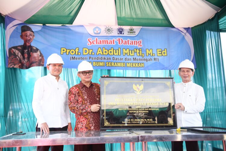 Wakil Gubernur Aceh H Fadhlullah SE bersama Menteri Pendidikan Dasar dan Menengah Republik Indonesia Prof Abdul Muti secara resmi meletakkan batu pertama pembangunan SMK Muhammadiyah Banda Aceh Jumat 2762026 sore Acara berlangsung di lokasi pembangunan sekolah di Banda Aceh dan turut dihadiri oleh Ketua Tim Penggerak PKK Aceh Marlina Muzakir Staf Ahli PKK Hj Mukarramah serta Wali Kota Banda Aceh Illiza Saaduddin Djamal Beliau KETIKKABARcom Wakil Gubernur Aceh H Fadhlullah SE bersama Menteri Pendidikan Dasar dan Menengah Republik Indonesia Prof Abdul Muti secara resmi meletakkan batu pertama pembangunan SMK Muhammadiyah Banda Aceh Jumat 2762026 sore Acara berlangsung di lokasi pembangunan sekolah di Banda Aceh dan turut dihadiri oleh Ketua Tim Penggerak PKK Aceh Marlina Muzakir Staf Ahli PKK Hj Mukarramah serta Wali Kota Banda Aceh Illiza Saaduddin Djamal Beliau