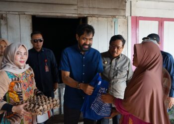 Gubernur Aceh H Muzakir Manaf mengunjungi dan memberikan sembako kepada penerima rumah layak huni di kab Aceh Singkil Jumat 27 juni 2025 KETIKKABARcom Gubernur Aceh H Muzakir Manaf mengunjungi dan memberikan sembako kepada penerima rumah layak huni di kab Aceh Singkil Jumat 27 juni 2025