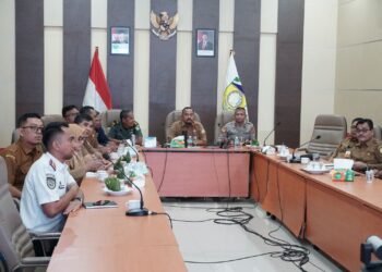Asisten II Sekdakab Aceh Besar HM Ali S.Sos M.Si, mengikuti Rapat Koordinasi Pengendalian Inflasi Daerah secara virtual bersama Kemendagri RI dari Kantor Bupati Aceh Besar di Kota Jantho, Senin (30/06/2025). FOTO/MC ACEH BESAR
