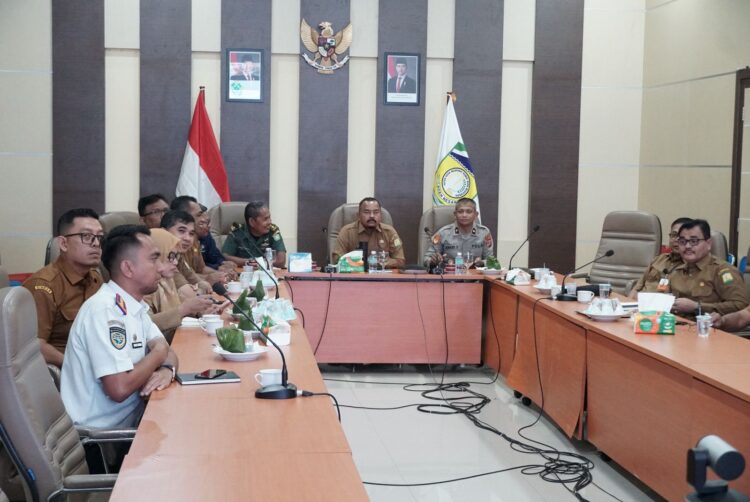 Asisten II Sekdakab Aceh Besar HM Ali SSos MSi mengikuti Rapat Koordinasi Pengendalian Inflasi Daerah secara virtual bersama Kemendagri RI dari Kantor Bupati Aceh Besar di Kota Jantho Senin 30062025 FOTOMC ACEH BESAR