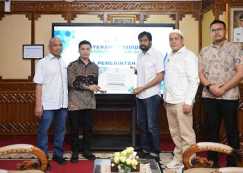 Gubernur Aceh, Muzakir Manaf, menerima dividen PT. Pembangunan Aceh tahun Buku 2024, di serahkan oleh Direktur Utama PT. Pembangunan Aceh (PEMA) Mawardi Nur di ruang kerja Gubernur Aceh, Senin, 30/06/2025