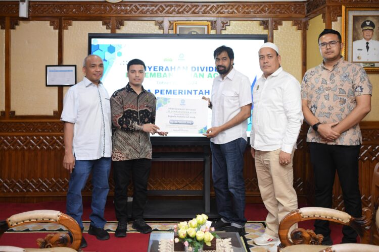 Gubernur Aceh Muzakir Manaf menerima dividen PT Pembangunan Aceh tahun Buku 2024 di serahkan oleh Direktur Utama PT Pembangunan Aceh PEMA Mawardi Nur di ruang kerja Gubernur Aceh Senin 30062025 KETIKKABARcom Gubernur Aceh Muzakir Manaf menerima dividen PT Pembangunan Aceh tahun Buku 2024 di serahkan oleh Direktur Utama PT Pembangunan Aceh PEMA Mawardi Nur di ruang kerja Gubernur Aceh Senin 30062025