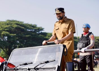 Gubernur Aceh, Muzakir Manaf, bertindak sebagai Inspektur Upacara pada peringatan Hari Ulang Tahun (HUT) Bhayangkara ke-79 yang digelar di Lapangan Blang Padang, Banda Aceh, Selasa (1/7).