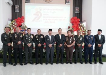 Wakil Bupati Aceh Besar Drs Syukri foto bersama pada Peringatan HUT Bhayangkara ke-79 di lapangan Mapolres Aceh Besar, Kota Jantho, Senin (01/07/2025). FOTO/MC ACEH BESAR