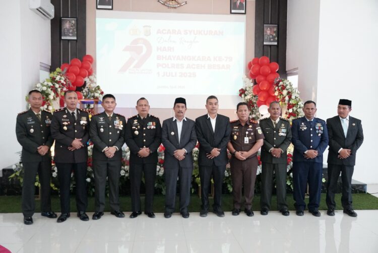 Wakil Bupati Aceh Besar Drs Syukri foto bersama pada Peringatan HUT Bhayangkara ke 79 di lapangan Mapolres Aceh Besar Kota Jantho Senin 01072025 FOTOMC ACEH BESAR