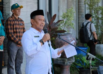Staf Ahli Bupati Bidang Perekonomian, Keuangan dan Pembangunan Ir. Makmun, MT. memberikan arahan kepada seluruh Mahasiswa Kuliah Kerja Nyata (KKN) Universitas Syiah Kuala periode XXVII tahun 2025, di Halaman Gedung Dekranasda Aceh Besar, Kecamatan Ingin Jaya, Selasa (01/07/2025). FOTO/MC ACEH BESAR