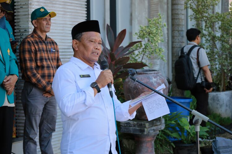 Staf Ahli Bupati Bidang Perekonomian Keuangan dan Pembangunan Ir Makmun MT memberikan arahan kepada seluruh Mahasiswa Kuliah Kerja Nyata KKN Universitas Syiah Kuala periode XXVII tahun 2025 di Halaman Gedung Dekranasda Aceh Besar Kecamatan Ingin Jaya Selasa 01072025 FOTOMC ACEH BESAR KETIKKABARcom Staf Ahli Bupati Bidang Perekonomian Keuangan dan Pembangunan Ir Makmun MT memberikan arahan kepada seluruh Mahasiswa Kuliah Kerja Nyata KKN Universitas Syiah Kuala periode XXVII tahun 2025 di Halaman Gedung Dekranasda Aceh Besar Kecamatan Ingin Jaya Selasa 01072025 FOTOMC ACEH BESAR
