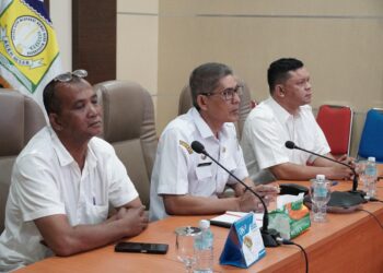 Asisten III Sekdakab Aceh Besar Bidang Administrasi Umum, Jamaluddin, S.Sos., M.M., mengikuti rakor penertiban dan penyelamatan aset milik pemerintah daerah se-Aceh tahun 2025 melalui Zoom Meeting di Aula Sanusi Wahab, Kantor Bupati Aceh Besar, Kota Jantho, Rabu (2/7/2025). FOTO/MC ACEH BESAR