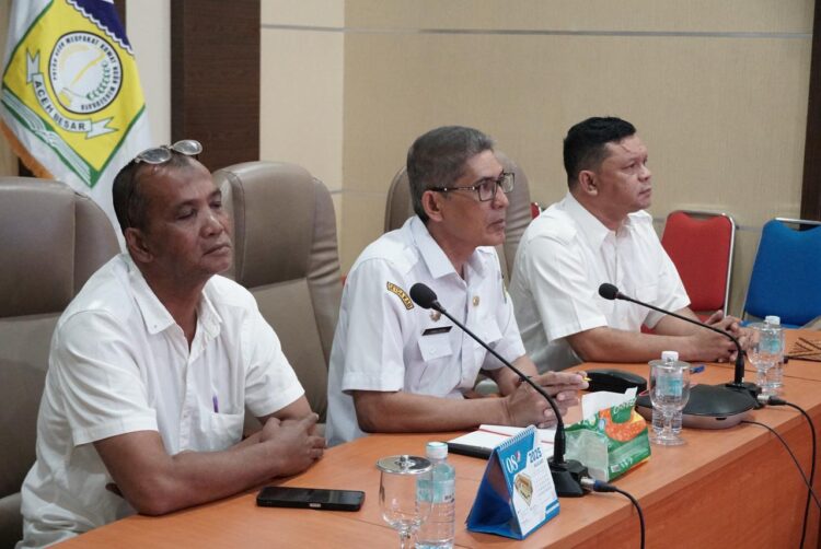 Asisten III Sekdakab Aceh Besar Bidang Administrasi Umum Jamaluddin SSos MM mengikuti rakor penertiban dan penyelamatan aset milik pemerintah daerah seAceh tahun 2025 melalui Zoom Meeting di Aula Sanusi Wahab Kantor Bupati Aceh Besar Kota Jantho Rabu 272025 FOTOMC ACEH BESAR KETIKKABARcom Asisten III Sekdakab Aceh Besar Bidang Administrasi Umum Jamaluddin SSos MM mengikuti rakor penertiban dan penyelamatan aset milik pemerintah daerah se Aceh tahun 2025 melalui Zoom Meeting di Aula Sanusi Wahab Kantor Bupati Aceh Besar Kota Jantho Rabu 272025 FOTOMC ACEH BESAR