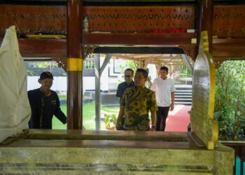 Bupati Aceh Besar berziarah ke makam pahlawan nasional kelahiran Aceh Besar yakni Cut Nyak Dhien di di Desa Sukajaya, Kecamatan Sumedang Selatan, Kabupaten Sumedang, Rabu (2/7/2025). FOTO/MC ACEH BESAR