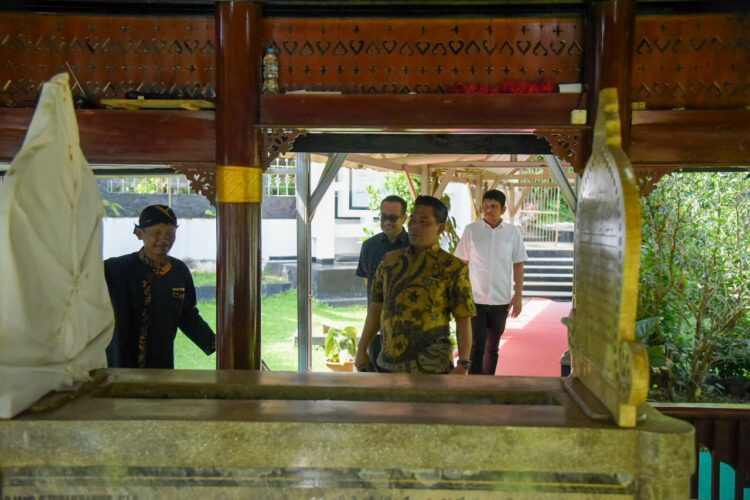 Bupati Aceh Besar berziarah ke makam pahlawan nasional kelahiran Aceh Besar yakni Cut Nyak Dhien di di Desa Sukajaya Kecamatan Sumedang Selatan Kabupaten Sumedang Rabu 272025 FOTOMC ACEH BESAR KETIKKABARcom Bupati Aceh Besar berziarah ke makam pahlawan nasional kelahiran Aceh Besar yakni Cut Nyak Dhien di di Desa Sukajaya Kecamatan Sumedang Selatan Kabupaten Sumedang Rabu 272025 FOTOMC ACEH BESAR