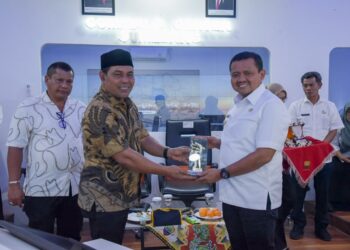Bupati Aceh Besar menyerahkan cindera mata kepada Pemkab Sumedang saat melaksanakan studi tiru Sistem Pemerintahan Berbasis Elektronik (SPBE) ke Kabupaten Sumedang, Rabu (2/7/2025). FOTO/MC ACEH BESAR