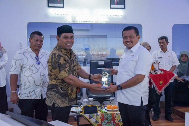 Bupati Aceh Besar menyerahkan cindera mata kepada Pemkab Sumedang saat melaksanakan studi tiru Sistem Pemerintahan Berbasis Elektronik SPBE ke Kabupaten Sumedang Rabu 272025 FOTOMC ACEH BESAR