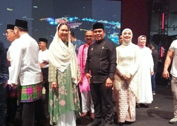 Bupati Aceh Besar, Muharram Idris foto bersama Wakil Menteri Pariwisata Ni Luh Puspa pada malam puncak festival seni budaya dan sekaligus peringatan menyambut tahun baru Islam 1447 H yang berlangsung di Lapangan Sport Center, Pantai Panjang, Kota Bengkulu, Sabtu, (5/07/2025). FOTO/DOK PEMKAB ACEH BESAR