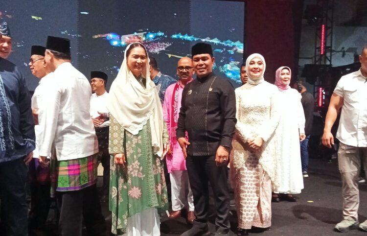 Bupati Aceh Besar Muharram Idris foto bersama Wakil Menteri Pariwisata Ni Luh Puspa pada malam puncak festival seni budaya dan sekaligus peringatan menyambut tahun baru Islam 1447 H yang berlangsung di Lapangan Sport Center Pantai Panjang Kota Bengkulu Sabtu 5072025 FOTODOK PEMKAB ACEH BESAR KETIKKABARcom Bupati Aceh Besar Muharram Idris foto bersama Wakil Menteri Pariwisata Ni Luh Puspa pada malam puncak festival seni budaya dan sekaligus peringatan menyambut tahun baru Islam 1447 H yang berlangsung di Lapangan Sport Center Pantai Panjang Kota Bengkulu Sabtu 5072025 FOTODOK PEMKAB ACEH BESAR