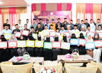 Asisten 1 Sekdakab Aceh Besar, Farhan AP, Kadisdik Dayah Aceh Besar, Abubakar SAg foto bersama seusai penutuoan STQ Tingkat Kabupaten Aceh Besar Tahun 2025 di Gedung Dekranasda Gampong Gani, Kecamatan Ingin Jaya, Aceh Besar, Minggu (06/07/2025). FOTO/MC ACEH BESAR