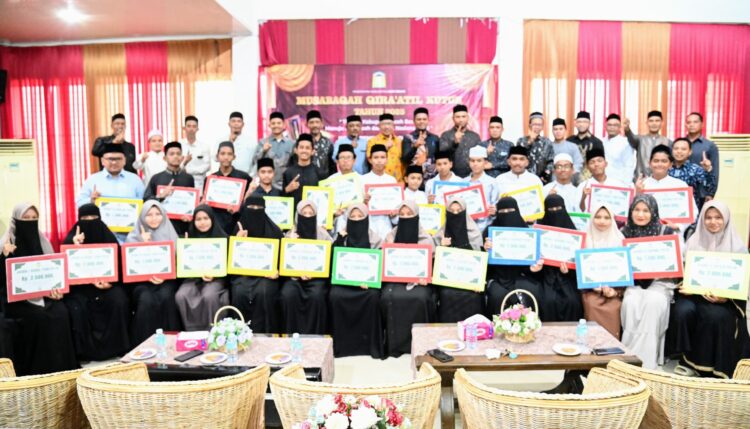 Asisten 1 Sekdakab Aceh Besar Farhan AP Kadisdik Dayah Aceh Besar Abubakar SAg foto bersama seusai penutuoan STQ Tingkat Kabupaten Aceh Besar Tahun 2025 di Gedung Dekranasda Gampong Gani Kecamatan Ingin Jaya Aceh Besar Minggu 06072025 FOTOMC ACEH BESAR
