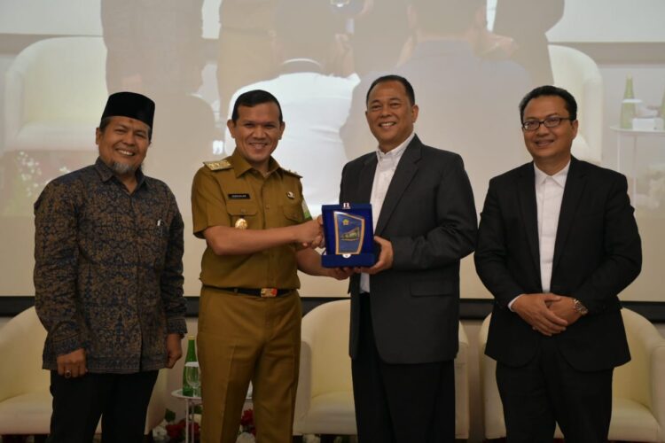 Wakil Gubernur Aceh Fadhlullah SE menghadiri sekaligus menyampaikan sambutan pada Duek Pakat Nasional Tata Kelola Dapur Makan Bergizi Gratis MBG di Balai Sidang Fakultas Ekonomi dan Bisnis USK Senin 07072025 KETIKKABARcom Wakil Gubernur Aceh Fadhlullah SE menghadiri sekaligus menyampaikan sambutan pada Duek Pakat Nasional Tata Kelola Dapur Makan Bergizi Gratis MBG di Balai Sidang Fakultas Ekonomi dan Bisnis USK Senin 07072025