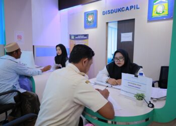 Petugas Disdukcapil Aceh Besar memberikan pelayanan kepada masyarakat di MPP Aceh Besar, Lambaro, Kecamatan Ingin Jaya, Senin (7/7/2025). FOTO/MC ACEH BESAR