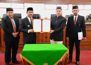 Wakil Bupati Aceh Besar Drs H Syukri A Jalil menyerahkan RKPj kepada Ketua DPRK Aceh Besar, Abdul Muchti AMd dalam agenda Pengantar Nota Keuangan dan Rancangan Qanun Kabupaten Aceh Besar di Ruang Rapat Paripurna DPRK Aceh Besar, Kota Jantho, Senin (07/07/2025).FOTO/MC ACEH BESAR