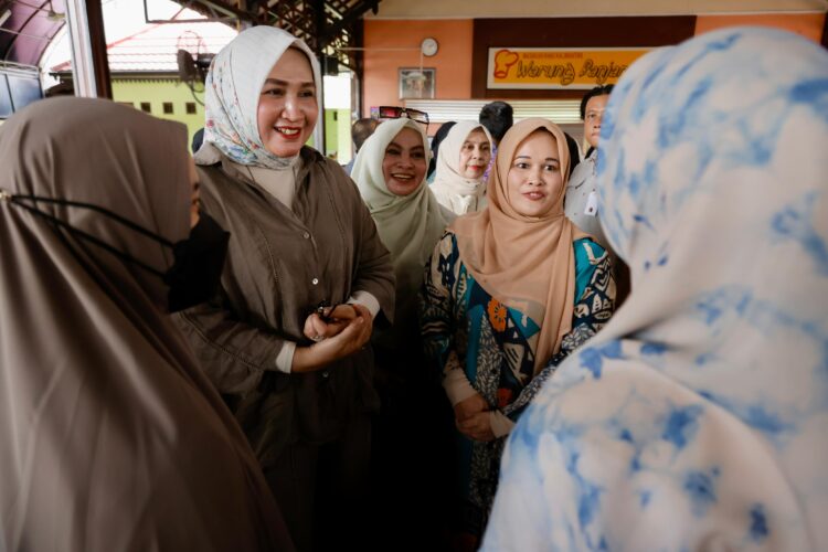 Ketua TP PKK Aceh Marlina Muzakir bersama Staf Ahli TP PKK Aceh Mukarramah dan Ketua DWP Aceh Malahayati menggelar silaturahmi dengan warga Aceh yang menetap di Samarinda Kalimantan Timur pada Senin 7 Juli 2025 KETIKKABARcom Ketua TP PKK Aceh Marlina Muzakir bersama Staf Ahli TP PKK Aceh Mukarramah dan Ketua DWP Aceh Malahayati menggelar silaturahmi dengan warga Aceh yang menetap di Samarinda Kalimantan Timur pada Senin 7 Juli 2025