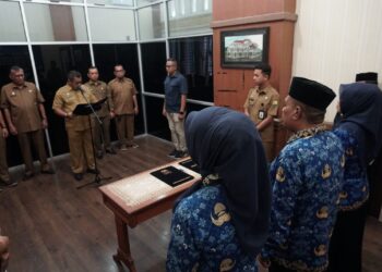 Plt Sekdakab Aceh Besar Bahrul Jamil SSos MSi melantik tiga orang pejabat fungsional di jajaran Pemerintah Kabupaten Aceh Besar di ruang kerja Plt Sekdakab Aceh Besar Kota Jantho Selasa 872025 FOTO MC ACEH BESAR KETIKKABARcom Plt Sekdakab Aceh Besar Bahrul Jamil SSos MSi melantik tiga orang pejabat fungsional di jajaran Pemerintah Kabupaten Aceh Besar di ruang kerja Plt Sekdakab Aceh Besar Kota Jantho Selasa 872025 FOTO MC ACEH BESAR