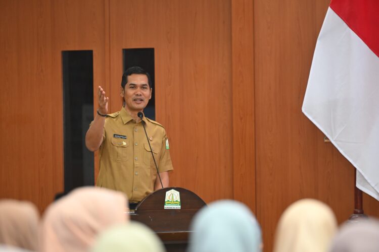 Plt Sekda Aceh M Nasir SIP MPA membuka kegiatan sosialisasi waspada aktivitas keuangan ilegal yang digelar OJK Aceh di Gedung Serbaguna Kantor Gubernur Aceh Selasa 872025
