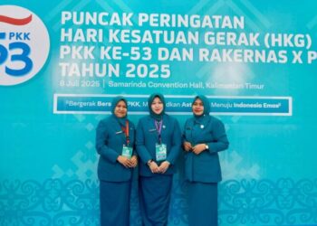 Ketua TP-PKK Aceh Besar, Hj. Rita Mayasari dan beberapa Ketua TP-PKK kabupaten/kota di Provinsi Aceh foto bersama dengan Ketua TP PKK Provinsi Aceh Ny.Marlina Muzakir usai Rapat Kerja Nasional (Rakernas) X PKK Tahun 2025 yang diselenggarakan di Convention Hall, Kota Samarinda, Kalimantan Timur, Selasa (08/07/2025). FOTO/ TP PKK ACEH BESAR