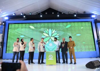 Direktur Utama Arsari Group Hashim Djodjohadikusumo bersama Gubernur Aceh Muzakir Manaf, Wali Nanggroe Aceh Malik Mahmud Al Haytar, dan Bupati Aceh Barat Tarmizi meresmikan pabrik karet remah PT Potensi Bumi Sakti, di Desa Glee Siblah, Kecamatan Woyla, Kabupaten Aceh Barat. 08/07/2025