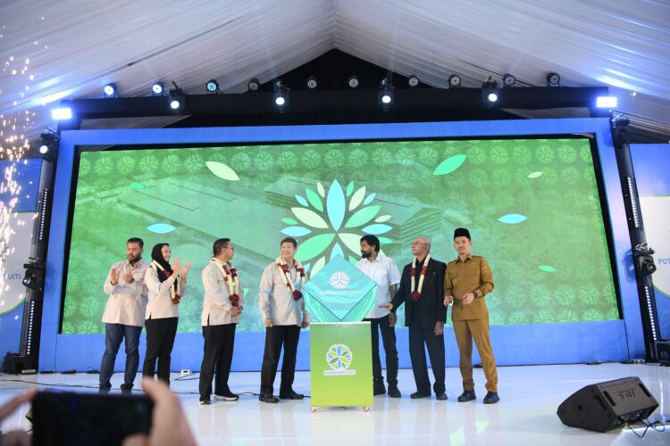 Direktur Utama Arsari Group Hashim Djodjohadikusumo bersama Gubernur Aceh Muzakir Manaf Wali Nanggroe Aceh Malik Mahmud Al Haytar dan Bupati Aceh Barat Tarmizi meresmikan pabrik karet remah PT Potensi Bumi Sakti di Desa Glee Siblah Kecamatan Woyla Kabupaten Aceh Barat 08072025
