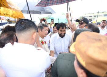 Gubernur Aceh Muzakir Manaf, menyambut kedatangan Direktur Utama Arsari Group, Hashim Djodjohadikusumo beserta rombongan di bandara Cut Nyak Dhien, Nagan Raya, selasa, 08/07/2025