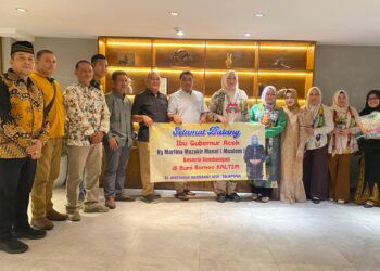 ketua TP PKK Aceh Marlina Muzakir didampingi Staf Ahli TP PKK Aceh Mukharamah Fadhullah disambut hangat oleh masyarakat Aceh yang terhimpun dalam Himpunan Masyarakat Aceh (HIMA) Balik Papan saat tiba di Hotel Four Points by Sheraton Balikpapan. Kedatangan Marlina ke Balik Papan bersama rombongan merupakan lanjutan rangkaian acara Rapat Kerja Nasional (Rakernas) X PKK Tahun 2025, Rabu malam, 8 Juli 2025.