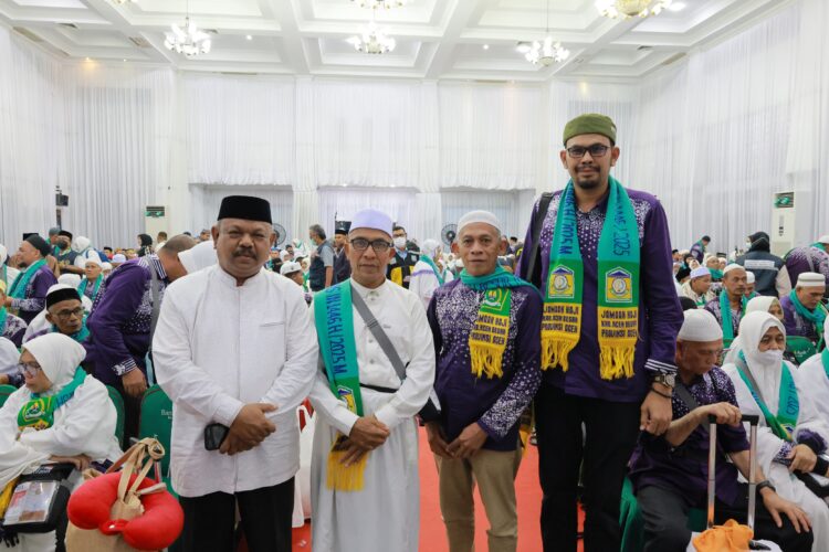 Foto bersama Kadis Syariat Islam Rusdi SSos MSi dan jamaah haji asal Aceh Besar yang juga menjabat di jajaran Pemkab Aceh Besar di Aula Jeddah Asrama Haji Jeulingke Banda Aceh Selasa 872025 malam FOTO MC ACEH BESAR KETIKKABARcom Foto bersama Kadis Syariat Islam Rusdi SSos MSi dan jamaah haji asal Aceh Besar yang juga menjabat di jajaran Pemkab Aceh Besar di Aula Jeddah Asrama Haji Jeulingke Banda Aceh Selasa 872025 malam FOTO MC ACEH BESAR