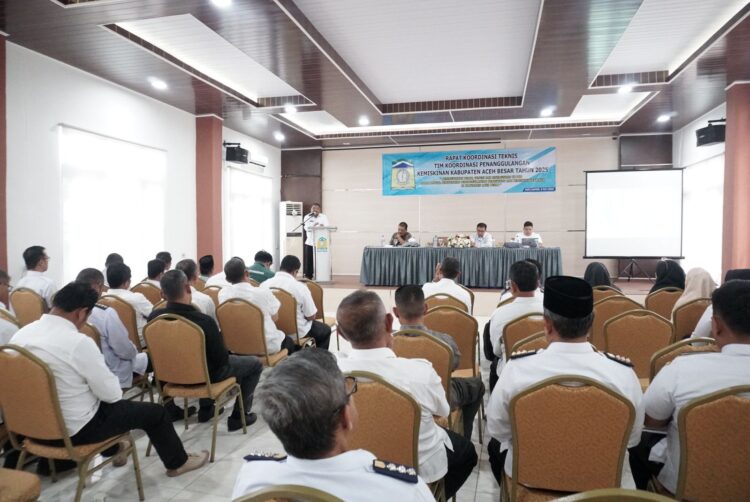 Peserta rapat koordinasi Tim Koordinasi Penanggulangan Kemiskinan TKPK Daerah Kabupaten Aceh Besar di aula Bappeda Aceh Besar Kota Jantho Rabu 09072025 FOTOMC ACEH BESAR