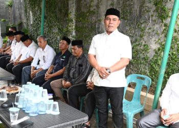 Bupati Aceh Besar, H Syech Muharram Idris menyampaikan tausyiah saat melayat ke rumah almarhum dr Haryati binti Radin Suharyo di Gampong Lampeuneurut, Kecamatan Darul Imarah, AcehBesar, Rabu (09/07/2025). FOTO/MC ACEH BESAR